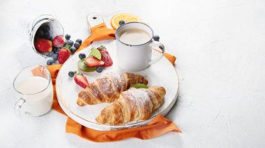 Kahvaltıda taze kruvasan ve kahve.