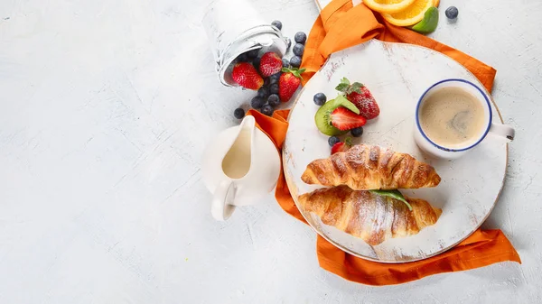 Reggeli friss croissant-nal és kávéval — Stock Fotó