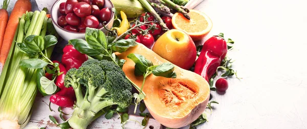 Comida saudável. Produtos hortícolas e frutas — Fotografia de Stock
