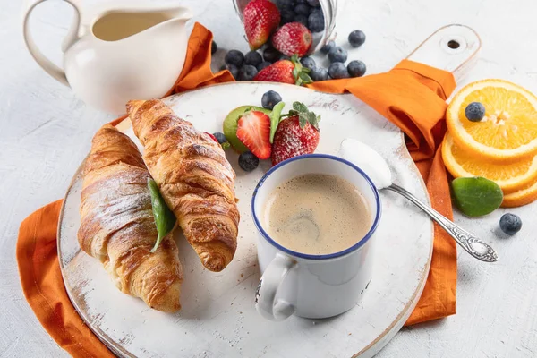 Café da manhã com croissants frescos e café — Fotografia de Stock