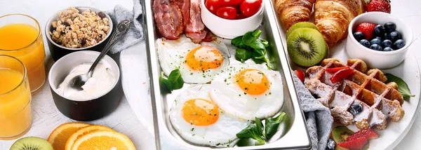 Tafel gedekt voor ontbijt — Stockfoto