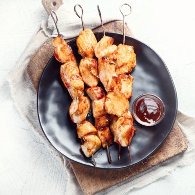 ızgara tavuk şiş üzerinde