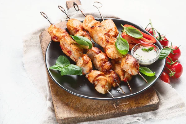 Poulet grillé sur brochettes — Photo