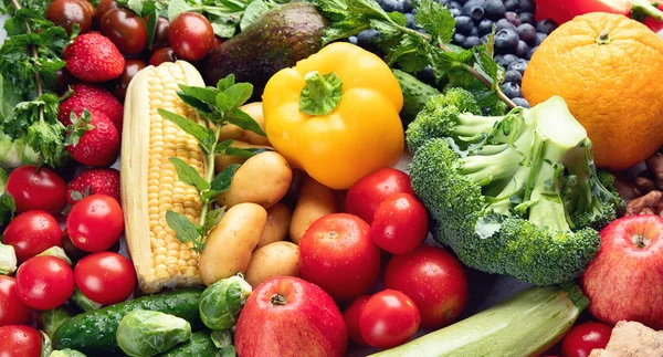 Асортимент свіжих фруктів та овочів — стокове фото