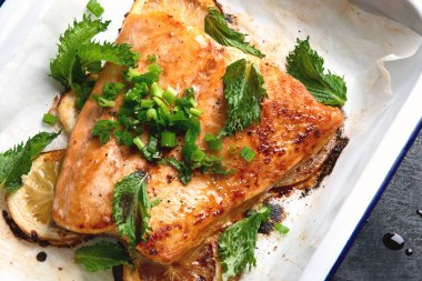 Limon ve bitki ile ızgara somon