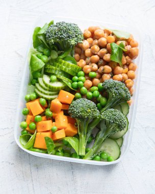Sağlıklı vegan öğle yemeği kutusu
