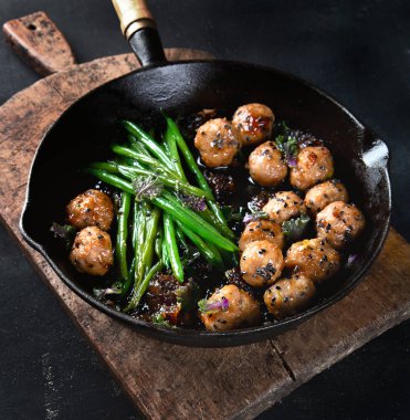 Köfte, susam ve soya sosu ile yeşil fasulye sosu