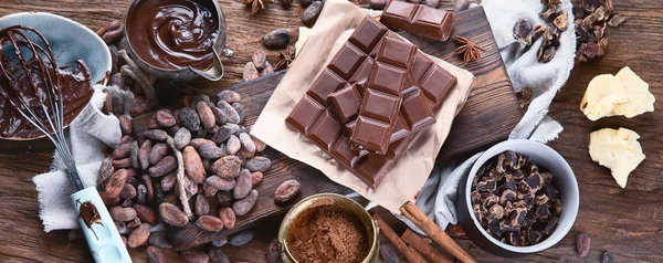 Fagioli di cacao, polvere, burro di cacao, barretta di cioccolato e cioccolato — Foto Stock