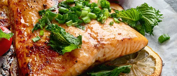 Salmone alla griglia con limone ed erba — Foto Stock