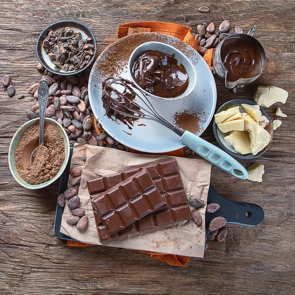 Kakaobohnen, Pulver, Kakaobutter, Schokoriegel und Schokolade — Stockfoto