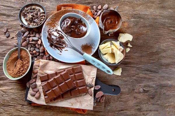 Boabe de cacao, pulbere, unt de cacao, ciocolată și ciocolată — Fotografie, imagine de stoc