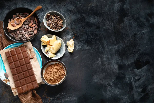 Boabe de cacao, pulbere, unt de cacao și bar de ciocolată — Fotografie, imagine de stoc