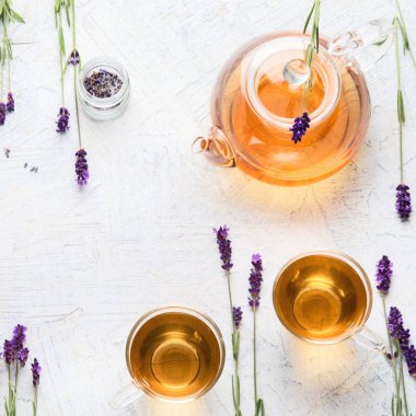 Sağlıklı bitkisel çay ve Lavanta çiçekleri