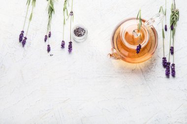 Sağlıklı bitkisel çay ve Lavanta çiçekleri