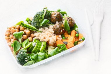 Sağlıklı vegan beslenme çantası. Temiz diyet yeme konsepti.