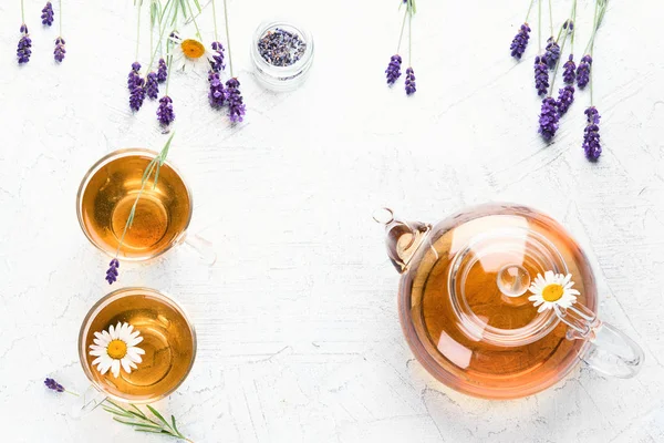 Gesunder Kräutertee mit Lavendel und Kamillenblüten — Stockfoto