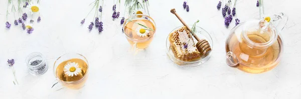 Té de hierbas saludable con flores de lavanda y manzanilla —  Fotos de Stock