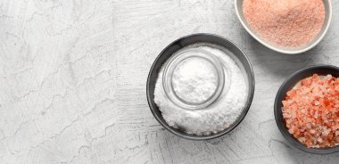 Gri arka planda farklı tuz tipleri. 