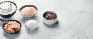 Gri arka planda farklı tuz tipleri. 