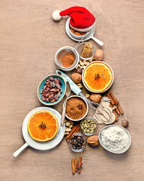 Árbol de Navidad hecho de ingredientes para hornear . — Foto de Stock