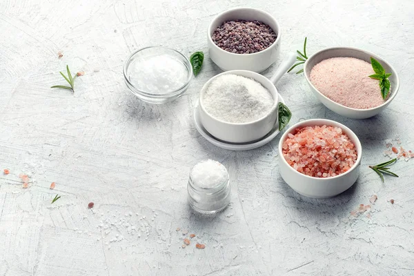 Різні типи солі на сірому фоні . — стокове фото