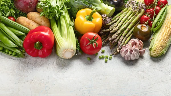 Variedade de produtos hortícolas frescos — Fotografia de Stock