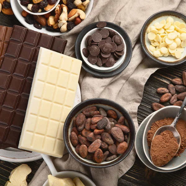 Amărăciune întunecată, lapte și ciocolată albă, unt de cacao, pulbere de cacao — Fotografie, imagine de stoc