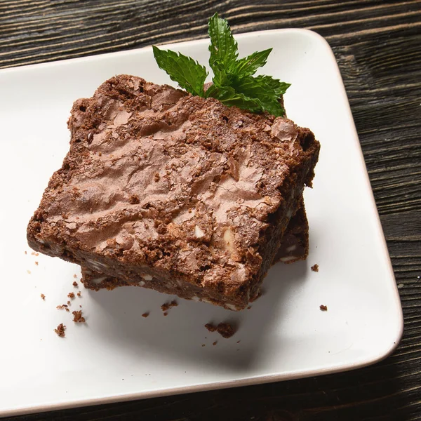Tort de ciocolată maronie servit pe placă dreptunghiulară — Fotografie, imagine de stoc