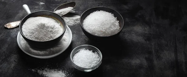 Звичайна столова сіль і морська сіль — стокове фото