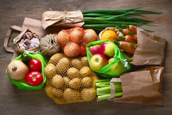 Råa grönsaker i eko påsar — Stockfoto