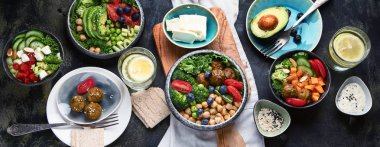 Sağlıklı vejetaryen yemek masası ayarı