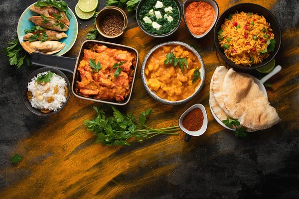 Siyah arka plan üzerinde çeşitli hint gıda..