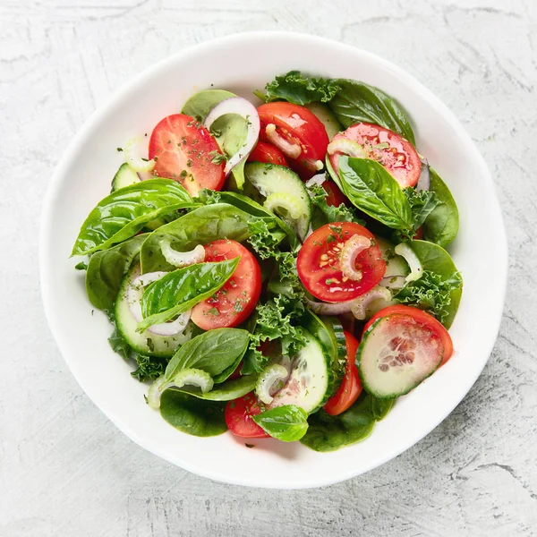 健康蔬菜沙拉 素食和素食菜单 清洁和排毒饮食理念 带复制空间的顶视图 — 图库照片