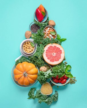 Sağlıklı yiyeceklerden yapılmış Noel ağacı.
