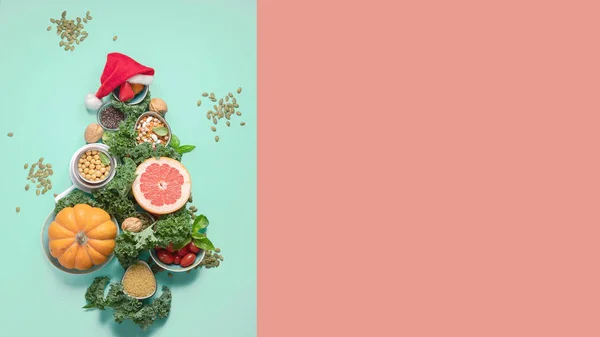 Vánoční stromek vyrobený ze zdravého jídla. — Stock fotografie