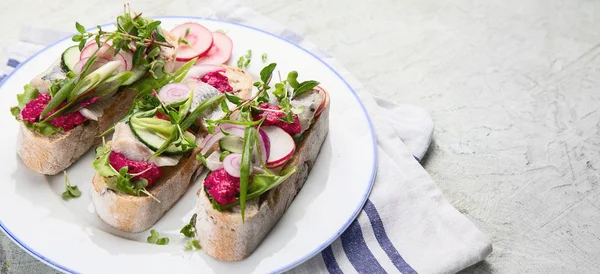 Smorrebrod, geleneksel Danimarka açık yüz sandviçleri.