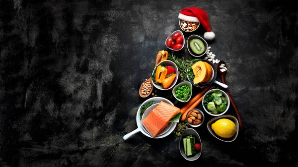 Árvore de Natal feita de comida saudável — Fotografia de Stock