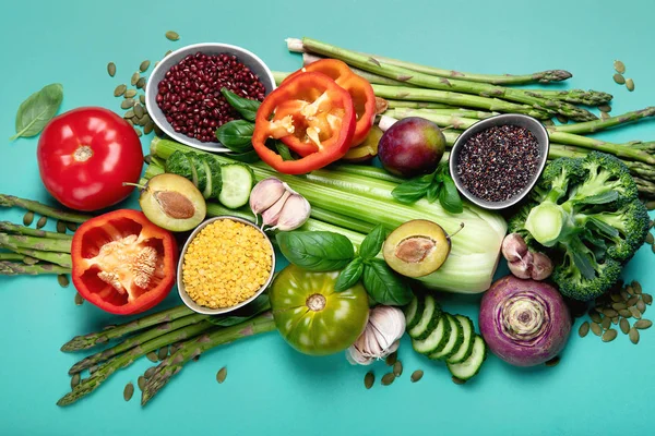 Variété de légumes sur fond de papier couleur — Photo