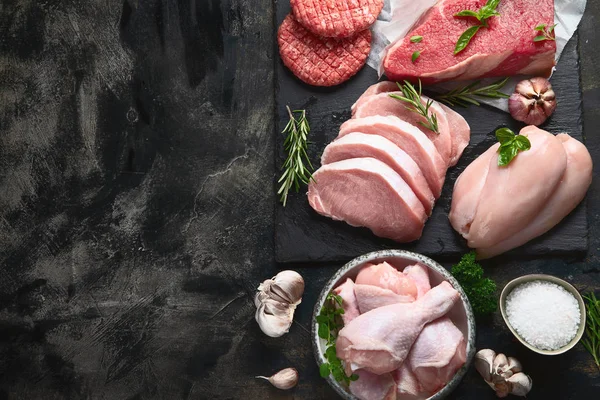 Различные виды сырого мяса — стоковое фото