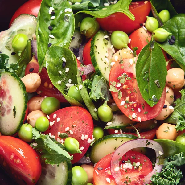 Salada Vegan com pepino, tomate, espinafre, alface, cebola, gree — Fotografia de Stock