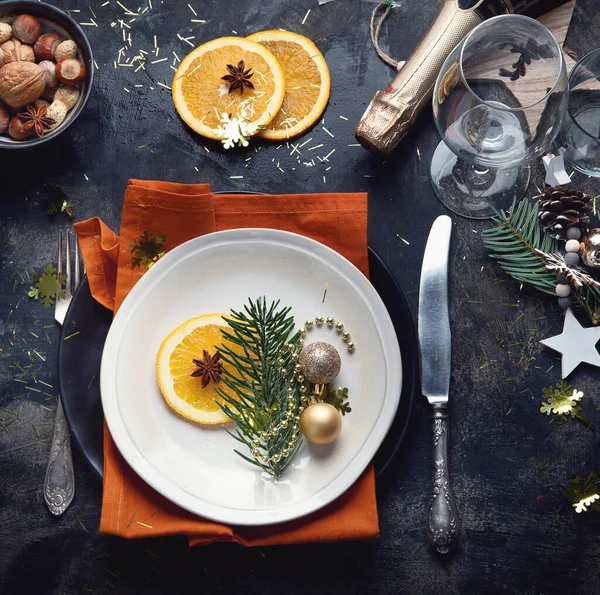 Weihnachtstisch gedeckt. Feiertagsdekoration — Stockfoto