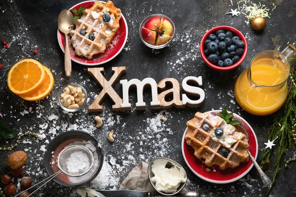 Café da manhã de Natal com waffles . — Fotografia de Stock
