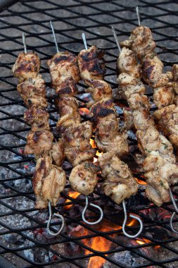 Sağlıklı tavuk kebabı. Açık havada mangalda tavuk eti. Yukarıdan görüntüle