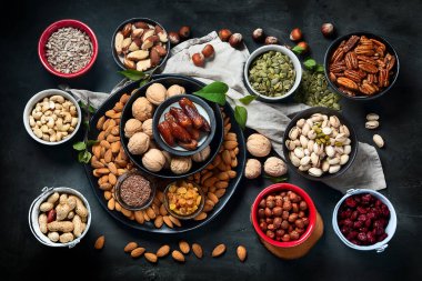 Farklı türde fındık, tohum ve kurumuş meyve çeşitleri. Bağışıklık sistemini güçlendirmek için yüksek miktarda vegan protein, vitamin ve antioksidan içeren yiyecekler. Üst görünüm 
