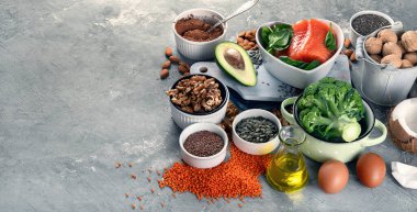 Omega 3 ve sağlıklı yağ kaynakları. Sağlıklı beslenme konsepti. Panorama, kopyalama alanı olan pankart