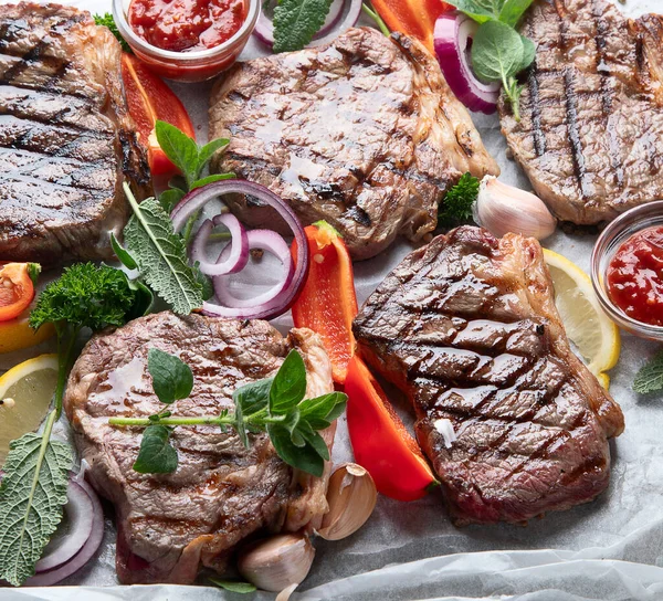 Bistecche Manzo Alla Griglia Tavola Legno — Foto Stock