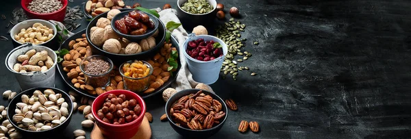 Diferentes Tipos Nozes Sementes Frutas Secas Fundo Preto Alimentos Ricos — Fotografia de Stock
