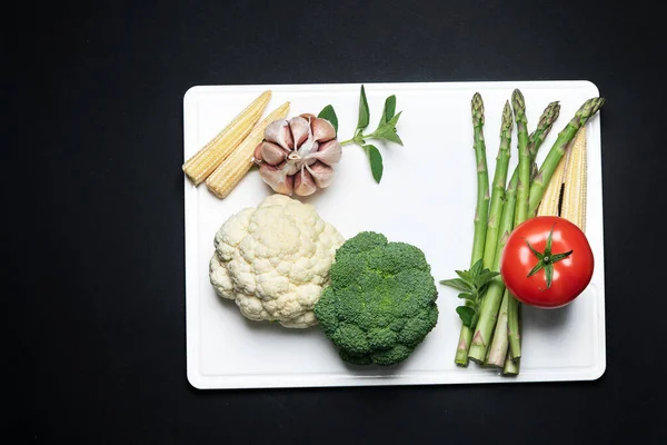 Verduras Frescas Borad Corte Blanco Vista Superior Plano —  Fotos de Stock