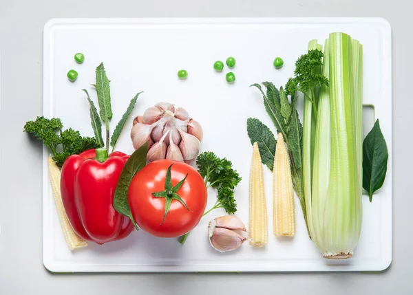 Healthy Vegetables White Cutting Board Top View Flat Lay — Stock Photo, Image
