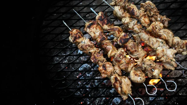 Sağlıklı Tavuk Kebabı Açık Havada Mangalda Tavuk Eti Yukarıdan Görüntüle — Stok fotoğraf